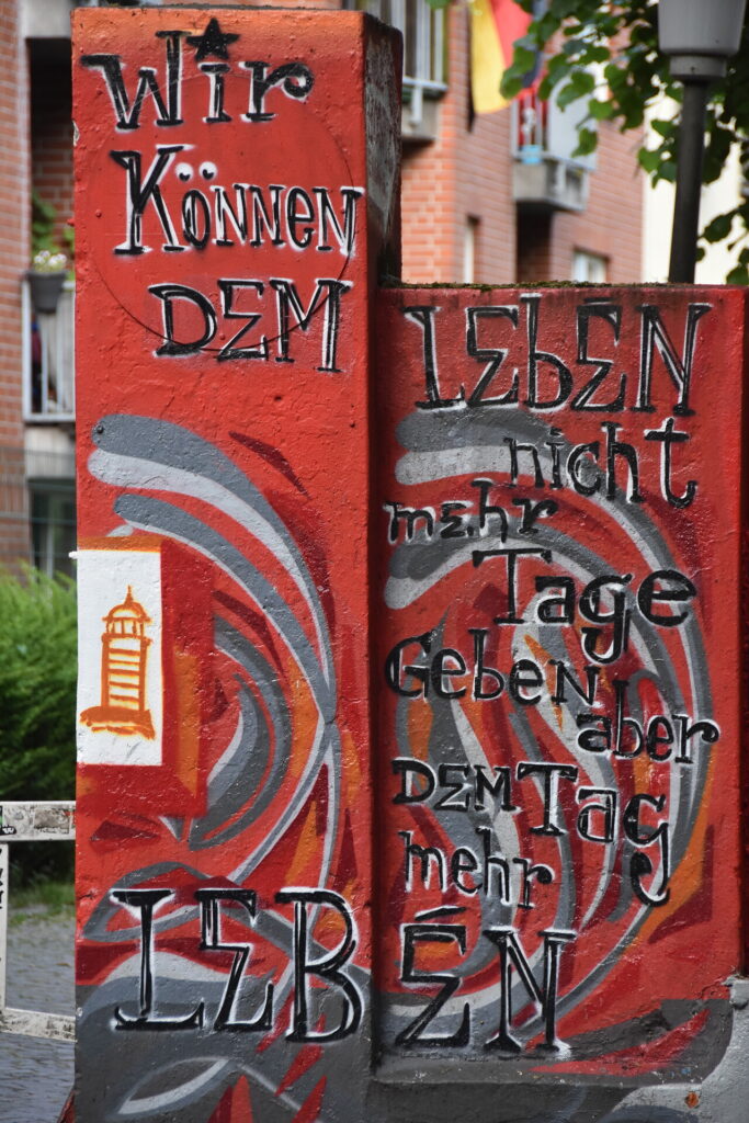 Grafiti an einem Pfosten am Eingang zum Hospiz von Hamburg Leuchtfeuer: "Wir können dem Leben nicht mehr Tage geben, aber dem Tag mehr Leben"