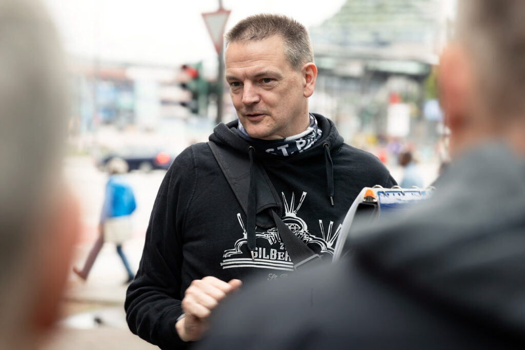 Kiez-Tauchgang mit St. Pauli Schlauchschal und Silbersack-Pullover