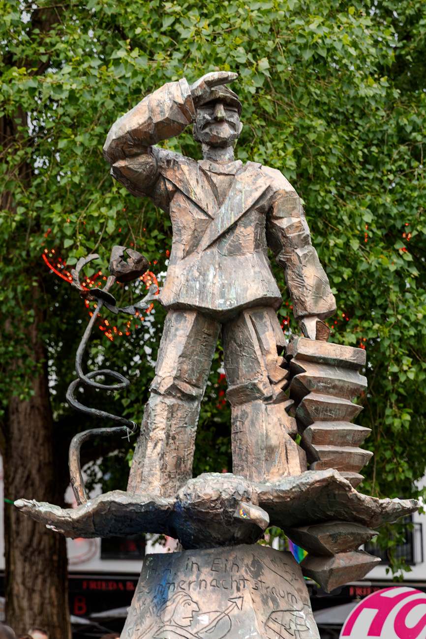 Die Statue von Hans Albers auf dem Hans-Albers Platz