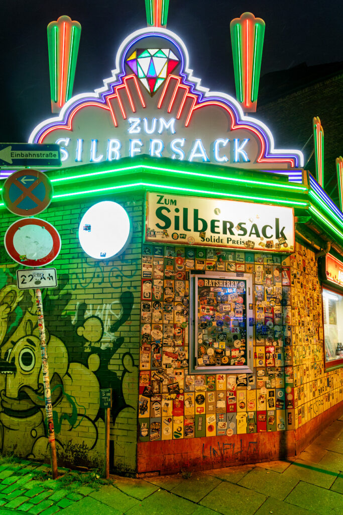 Außenansicht der Kneipe "Zum Silbersack" mit der markanten Leuchtreklame