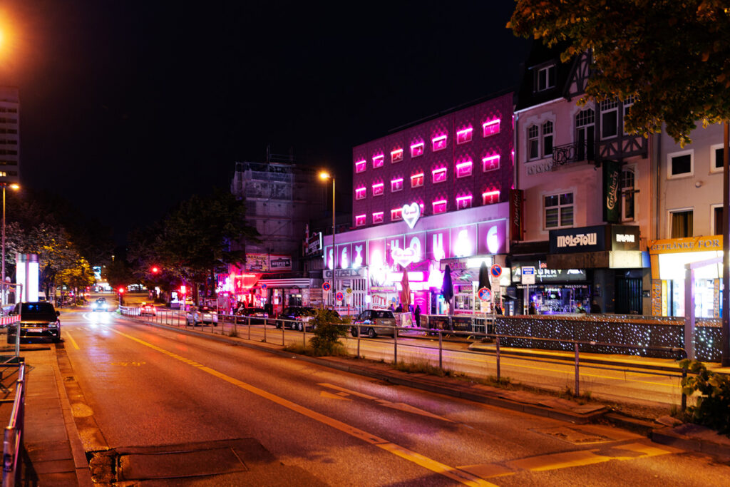 Bild von der Reeperbahn, zu erkennen auf der anderen Seite das Laufhaus "Pink Palace" und der Club "Molotow" in den ehemaligen Räumen des Top10