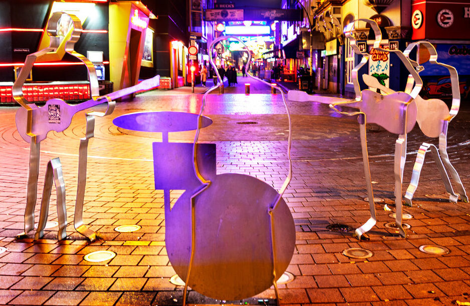 Figuren der Beatles am Beatles-Platz. Blick in Richtung Große Freiheit. St. Pauli, Hamburg.