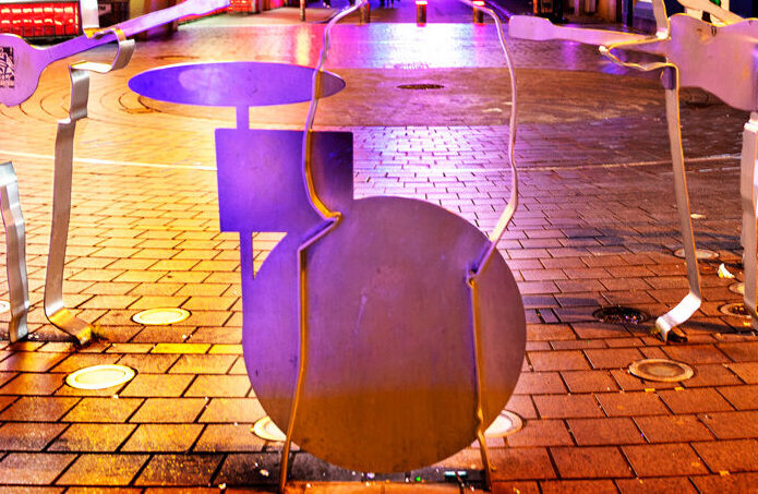 Schlagzeug des Beatles-Standbildes bei Nacht, Blickrichtung Große Freiheit, St. Pauli, Hamburg