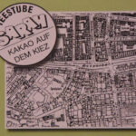 Titelbild der Teestube Sarah: "Kakao auf dem Kiez" neben einer historischen Straßenkarte von St. Pauli