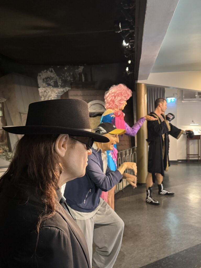 Figuren im Panoptikum. Im Vordergrund Udo Lindenberg, dahinter Otto Waalkes, Olivia Jones und Vitali Klitschko