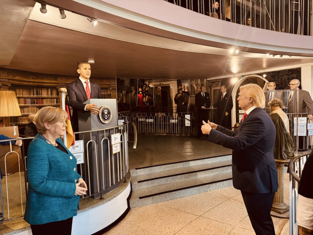 Figuren im Panoptikum von Angela Merkel, Barack Obama, Donald Trump. Im Hintergrund Erich Honecker