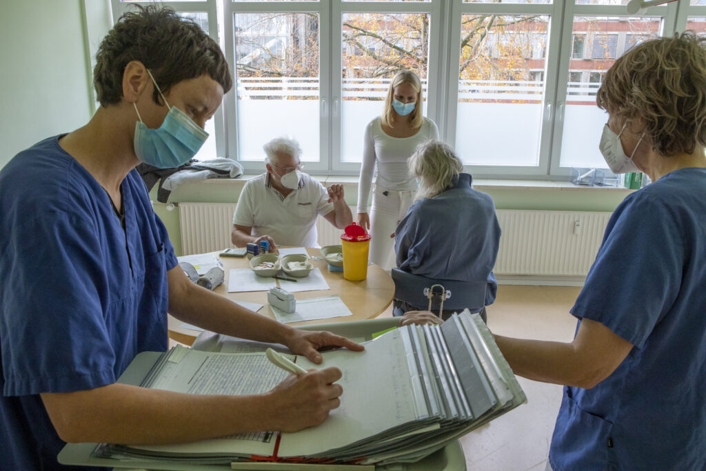 Medizinisches Personal in der Krankenstube für Obdachlose auf St. Pauli