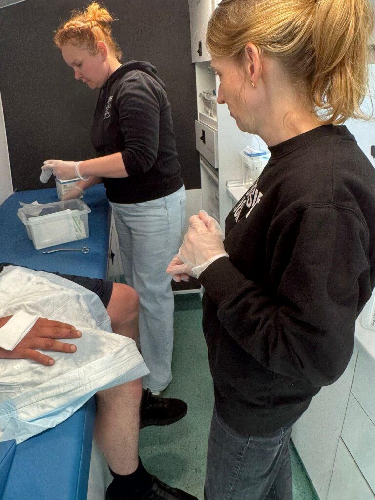 Eine Behandlung im Gesundheitsmobil