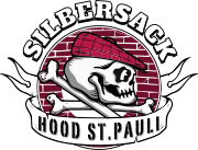 Das Logo des SilbersackHood: Totenschädel mit roter Schiebermütze, darunter in einer Banderole der Text "HOOD ST. PAULI", über der Mütze "SILBERSACK"