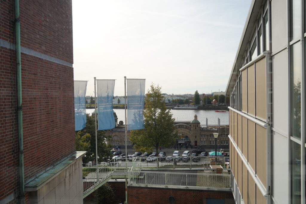 Ausblick vom Bundesamt für Seeschifffahrt und Hydrographie (BSH) in Hamburg auf Elbe und Landungsbrücken